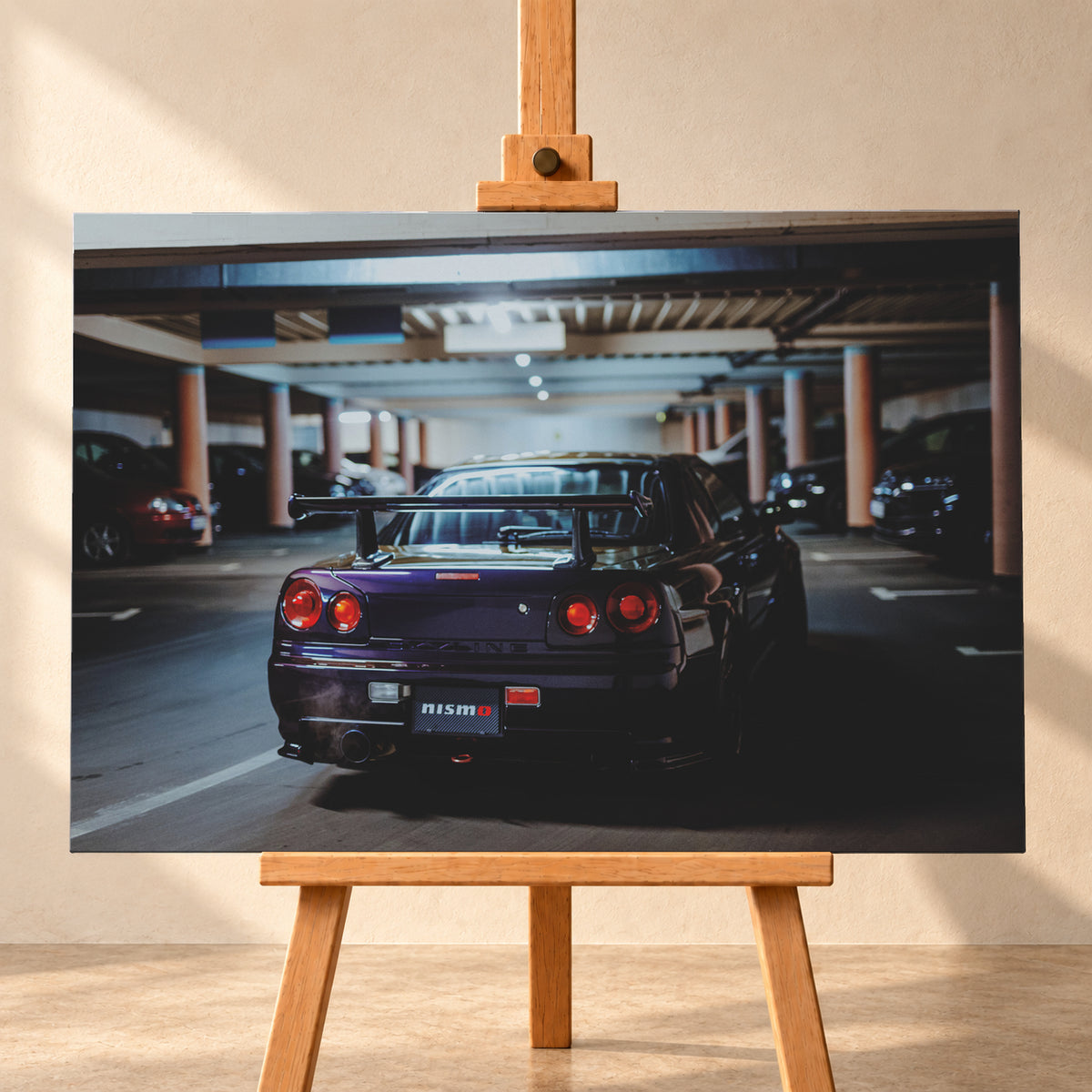 Heckansicht eines dunkelvioletten Nissan Skyline R34 mit großem Heckflügel und vier rot leuchtenden runden Rücklichtern auf einer überdachten Parkebene. Rötliche Säulen, Deckenbalken und unscharf abgestellte Fahrzeuge rahmen das Auto; kühles, gedämpftes Licht spiegelt sich auf der Karosserie; Visualisierung als Leinwand-Wandbild, frontal auf einer Holzstaffelei.