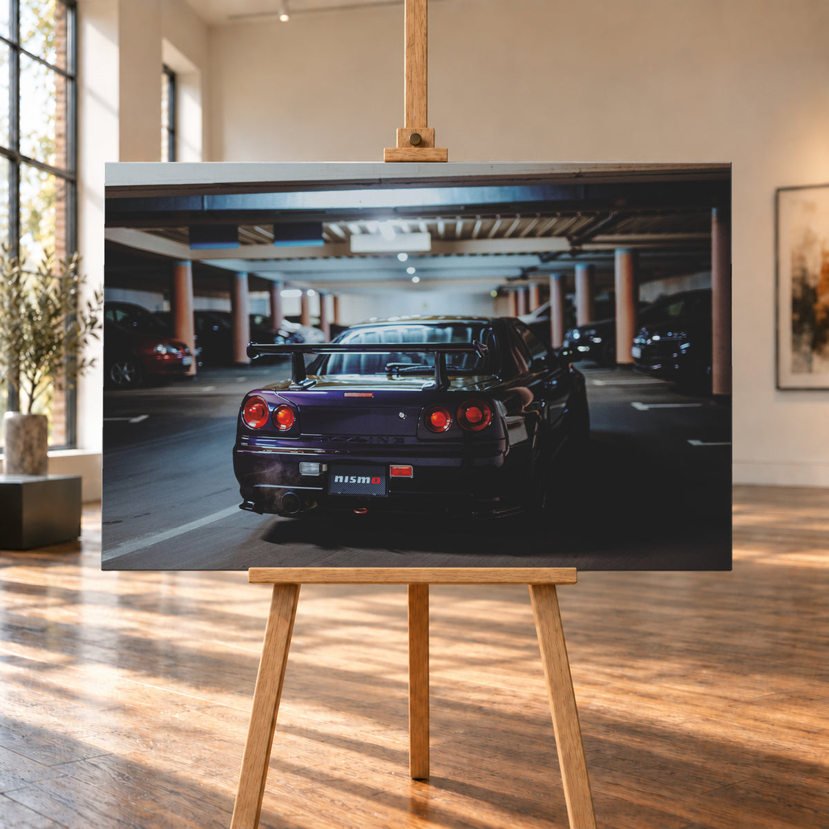 Heckansicht eines dunkelvioletten Nissan Skyline R34 mit großem Heckflügel und vier rot leuchtenden runden Rücklichtern auf einer überdachten Parkebene. Rötliche Säulen, Deckenbalken und unscharf abgestellte Fahrzeuge rahmen das Auto; kühles, gedämpftes Licht spiegelt sich auf der Karosserie; Visualisierung als Leinwand-Wandbild, auf einer Holzstaffelei in einem hellen Galerieraum.