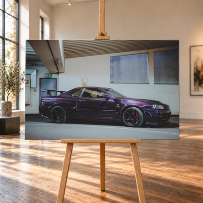 Violetter Nissan Skyline R34, nahezu seitlich mit der Front nach rechts, in einem hellen Parkgaragen-Innenraum; sichtbar sind schwarze Räder, rote Bremssättel und ein großer Heckflügel; Visualisierung als Leinwand-Wandbild, auf einer Holzstaffelei in einem hellen Galerieraum.