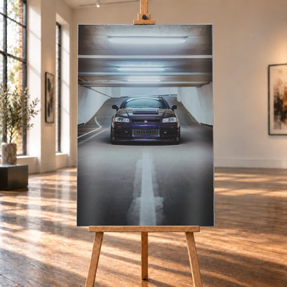 Dunkelvioletter Nissan Skyline R34 in zentraler Frontansicht auf der Zufahrt einer Parkgarage, beleuchtet von mehreren weißen Deckenleuchten und umgeben von grauen Wänden und Fahrbahnmarkierungen; Visualisierung als Alu gebürstet-Wandbild, auf einer Holzstaffelei in einem hellen Galerieraum.