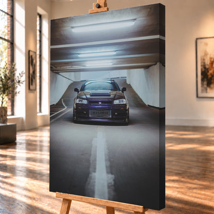 Dunkelvioletter Nissan Skyline R34 in zentraler Frontansicht auf der Zufahrt einer Parkgarage, beleuchtet von mehreren weißen Deckenleuchten und umgeben von grauen Wänden und Fahrbahnmarkierungen; Visualisierung als Leinwand-Wandbild, schräg von der Seite auf einer Holzstaffelei.