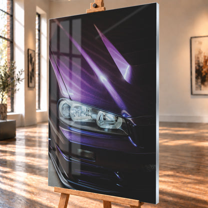 Nahaufnahme der dunkelvioletten Front eines Nissan Skyline R34, schräg von vorn fotografiert. Ein Scheinwerfer und Teile des Stoßfängers sind sichtbar; helle violette Reflexe verlaufen über die Motorhaube vor dunklem Hintergrund; Visualisierung als Acrylglas-Wandbild, schräg von der Seite auf einer Holzstaffelei.