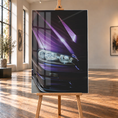 Nahaufnahme der dunkelvioletten Front eines Nissan Skyline R34, schräg von vorn fotografiert. Ein Scheinwerfer und Teile des Stoßfängers sind sichtbar; helle violette Reflexe verlaufen über die Motorhaube vor dunklem Hintergrund; Visualisierung als Acrylglas-Wandbild, auf einer Holzstaffelei in einem hellen Galerieraum.