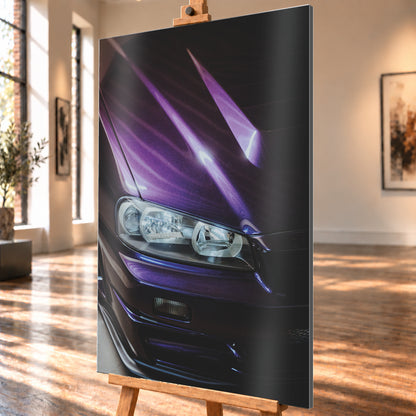 Nahaufnahme der dunkelvioletten Front eines Nissan Skyline R34, schräg von vorn fotografiert. Ein Scheinwerfer und Teile des Stoßfängers sind sichtbar; helle violette Reflexe verlaufen über die Motorhaube vor dunklem Hintergrund; Visualisierung als Alu gebürstet-Wandbild, schräg von der Seite auf einer Holzstaffelei.
