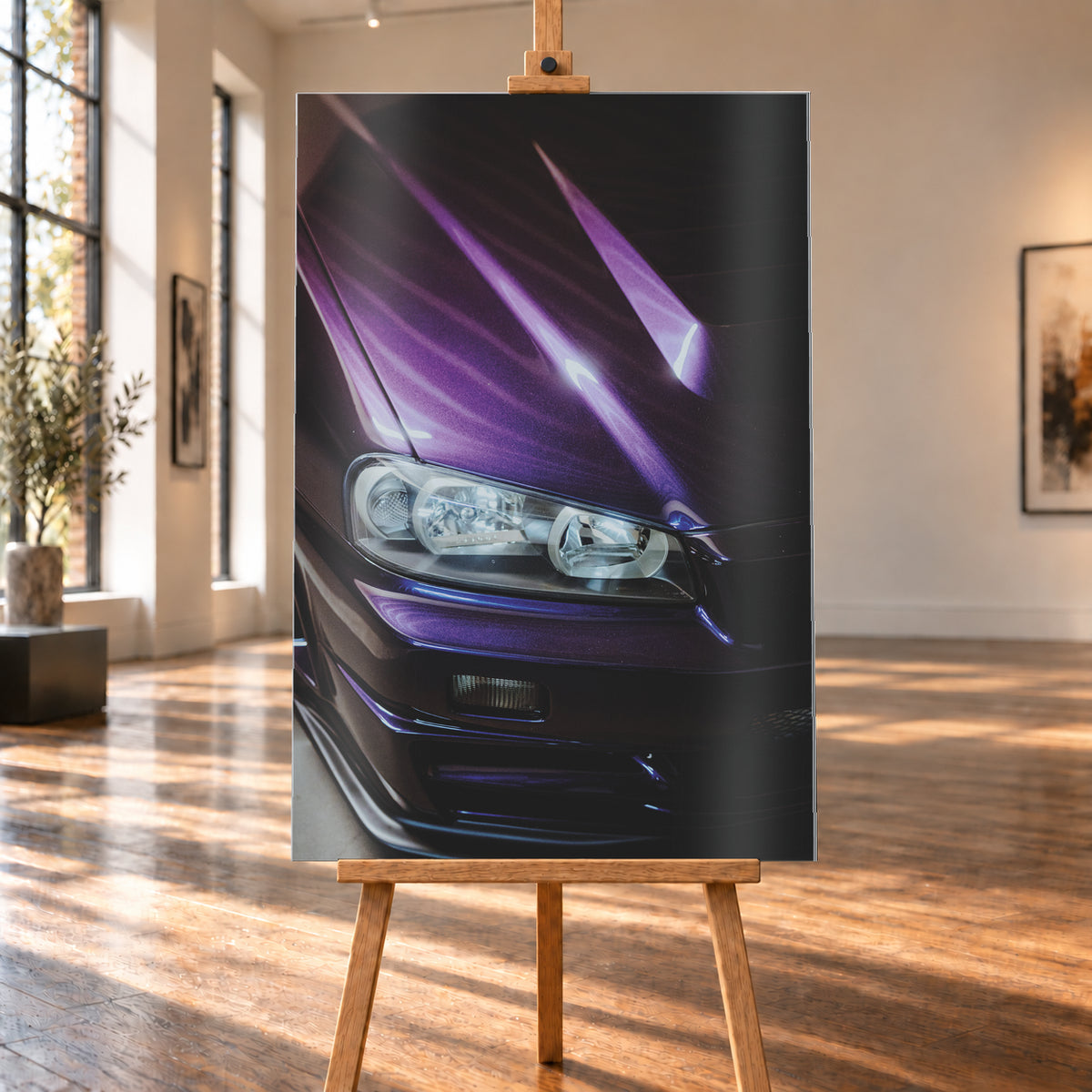 Nahaufnahme der dunkelvioletten Front eines Nissan Skyline R34, schräg von vorn fotografiert. Ein Scheinwerfer und Teile des Stoßfängers sind sichtbar; helle violette Reflexe verlaufen über die Motorhaube vor dunklem Hintergrund; Visualisierung als Alu gebürstet-Wandbild, auf einer Holzstaffelei in einem hellen Galerieraum.