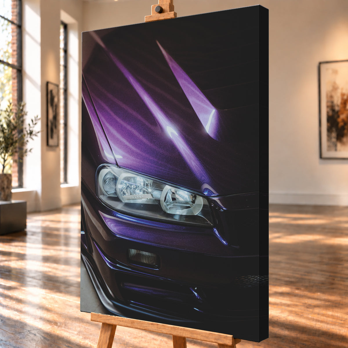 Nahaufnahme der dunkelvioletten Front eines Nissan Skyline R34, schräg von vorn fotografiert. Ein Scheinwerfer und Teile des Stoßfängers sind sichtbar; helle violette Reflexe verlaufen über die Motorhaube vor dunklem Hintergrund; Visualisierung als Leinwand-Wandbild, schräg von der Seite auf einer Holzstaffelei.