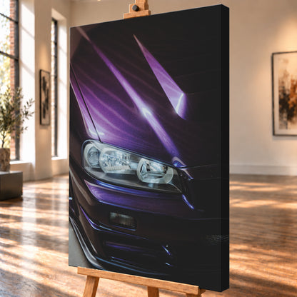 Nahaufnahme der dunkelvioletten Front eines Nissan Skyline R34, schräg von vorn fotografiert. Ein Scheinwerfer und Teile des Stoßfängers sind sichtbar; helle violette Reflexe verlaufen über die Motorhaube vor dunklem Hintergrund; Visualisierung als Leinwand-Wandbild, schräg von der Seite auf einer Holzstaffelei.