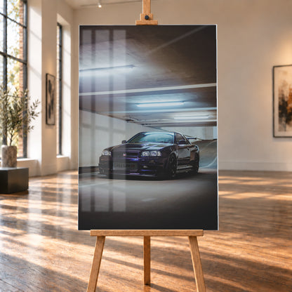 Dunkelvioletter Nissan Skyline R34 in Front-Dreiviertelansicht in einer Betonparkgarage. Kühle Deckenleuchten spiegeln sich auf der Karosserie; dunkle Räder, Seitenschweller und ein großer Heckflügel sind sichtbar. Das Hochformat zeigt viel dunkle Deckenfläche und eine ansteigende Rampe im Hintergrund; Visualisierung als Acrylglas-Wandbild, auf einer Holzstaffelei in einem hellen Galerieraum.
