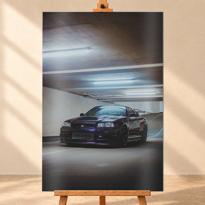 Dunkelvioletter Nissan Skyline R34 in Front-Dreiviertelansicht in einer Betonparkgarage. Kühle Deckenleuchten spiegeln sich auf der Karosserie; dunkle Räder, Seitenschweller und ein großer Heckflügel sind sichtbar. Das Hochformat zeigt viel dunkle Deckenfläche und eine ansteigende Rampe im Hintergrund; Visualisierung als Alu gebürstet-Wandbild, frontal auf einer Holzstaffelei.