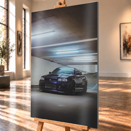 Dunkelvioletter Nissan Skyline R34 in Front-Dreiviertelansicht in einer Betonparkgarage. Kühle Deckenleuchten spiegeln sich auf der Karosserie; dunkle Räder, Seitenschweller und ein großer Heckflügel sind sichtbar. Das Hochformat zeigt viel dunkle Deckenfläche und eine ansteigende Rampe im Hintergrund; Visualisierung als Alu gebürstet-Wandbild, schräg von der Seite auf einer Holzstaffelei.