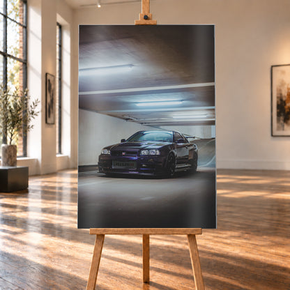 Dunkelvioletter Nissan Skyline R34 in Front-Dreiviertelansicht in einer Betonparkgarage. Kühle Deckenleuchten spiegeln sich auf der Karosserie; dunkle Räder, Seitenschweller und ein großer Heckflügel sind sichtbar. Das Hochformat zeigt viel dunkle Deckenfläche und eine ansteigende Rampe im Hintergrund; Visualisierung als Alu gebürstet-Wandbild, auf einer Holzstaffelei in einem hellen Galerieraum.