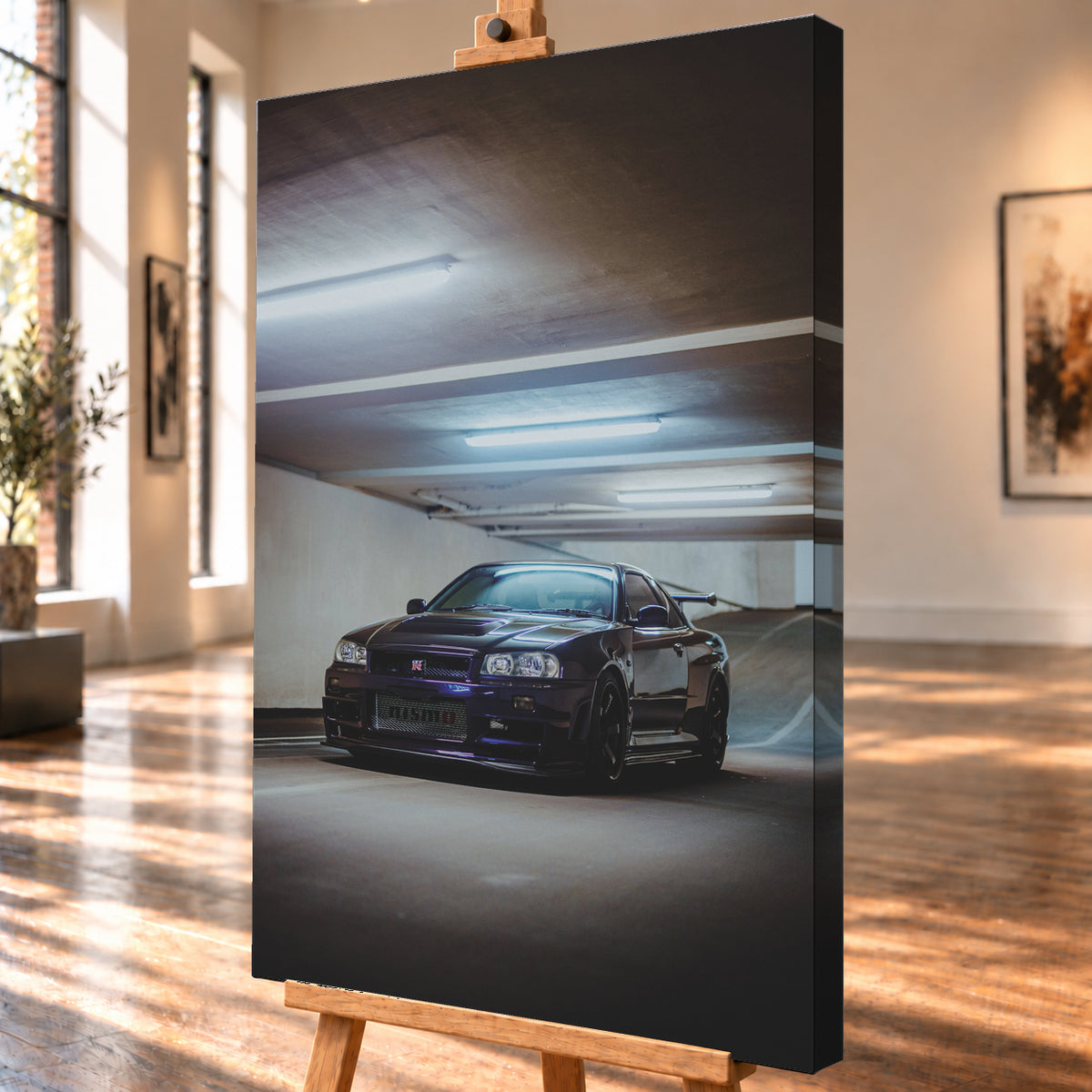 Dunkelvioletter Nissan Skyline R34 in Front-Dreiviertelansicht in einer Betonparkgarage. Kühle Deckenleuchten spiegeln sich auf der Karosserie; dunkle Räder, Seitenschweller und ein großer Heckflügel sind sichtbar. Das Hochformat zeigt viel dunkle Deckenfläche und eine ansteigende Rampe im Hintergrund; Visualisierung als Leinwand-Wandbild, schräg von der Seite auf einer Holzstaffelei.