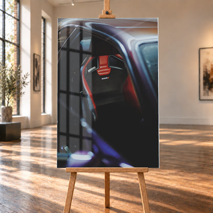 Nahaufnahme durch die geöffnete Tür eines violetten Nissan Skyline R34: Ein rot-schwarzer Sitz mit sichtbarem Nismo-Schriftzug steht im dunklen Innenraum; helle und blau-violette Reflexe verlaufen über Dachkante und Türrahmen; Visualisierung als Acrylglas-Wandbild, auf einer Holzstaffelei in einem hellen Galerieraum.
