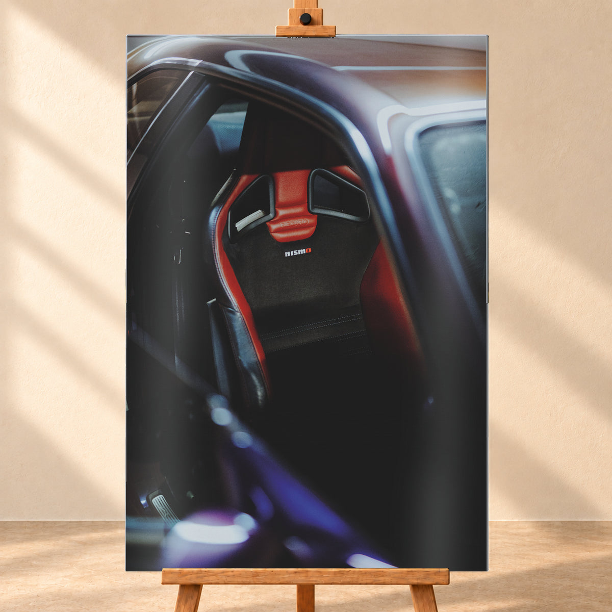 Nahaufnahme durch die geöffnete Tür eines violetten Nissan Skyline R34: Ein rot-schwarzer Sitz mit sichtbarem Nismo-Schriftzug steht im dunklen Innenraum; helle und blau-violette Reflexe verlaufen über Dachkante und Türrahmen; Visualisierung als Alu gebürstet-Wandbild, frontal auf einer Holzstaffelei.