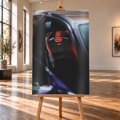 Nahaufnahme durch die geöffnete Tür eines violetten Nissan Skyline R34: Ein rot-schwarzer Sitz mit sichtbarem Nismo-Schriftzug steht im dunklen Innenraum; helle und blau-violette Reflexe verlaufen über Dachkante und Türrahmen; Visualisierung als Alu gebürstet-Wandbild, auf einer Holzstaffelei in einem hellen Galerieraum.