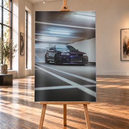 Dunkelvioletter Nissan Skyline R34 in niedriger Frontdreiviertelansicht in einer Beton-Parkgarage. Weiße Fahrbahnmarkierungen führen zum Fahrzeug; kühle Deckenleuchten spiegeln sich auf Haube und Scheibe. Sichtbar sind dunkle Räder und ein großer Heckflügel; Visualisierung als Alu gebürstet-Wandbild, auf einer Holzstaffelei in einem hellen Galerieraum.