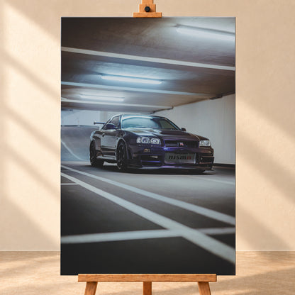 Dunkelvioletter Nissan Skyline R34 in niedriger Frontdreiviertelansicht in einer Beton-Parkgarage. Weiße Fahrbahnmarkierungen führen zum Fahrzeug; kühle Deckenleuchten spiegeln sich auf Haube und Scheibe. Sichtbar sind dunkle Räder und ein großer Heckflügel; Visualisierung als Leinwand-Wandbild, frontal auf einer Holzstaffelei.