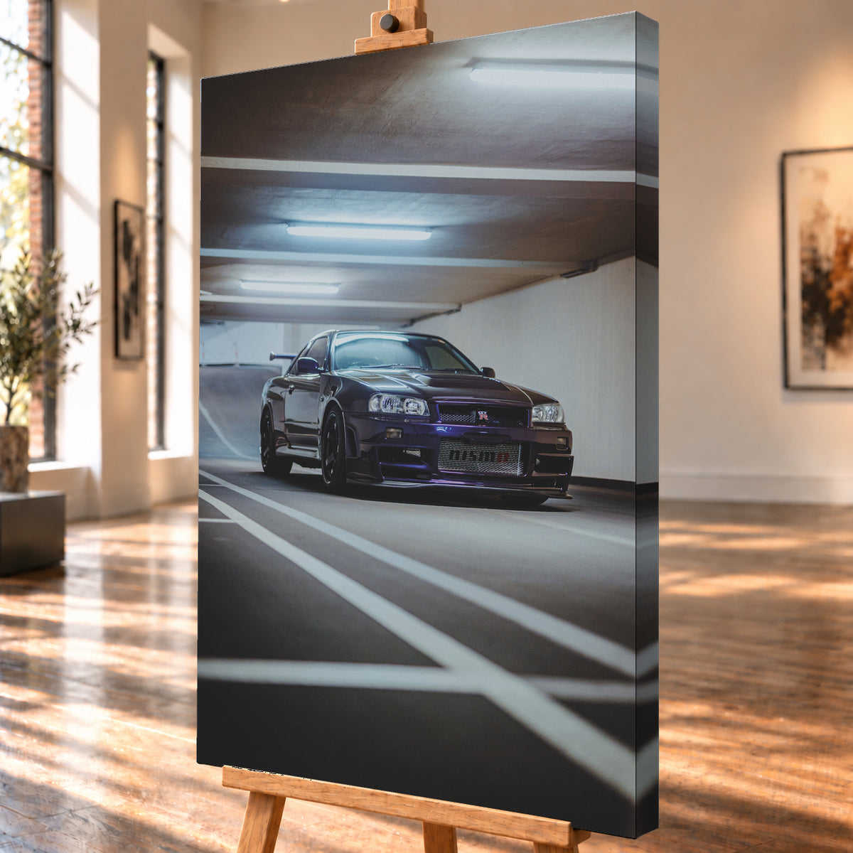 Dunkelvioletter Nissan Skyline R34 in niedriger Frontdreiviertelansicht in einer Beton-Parkgarage. Weiße Fahrbahnmarkierungen führen zum Fahrzeug; kühle Deckenleuchten spiegeln sich auf Haube und Scheibe. Sichtbar sind dunkle Räder und ein großer Heckflügel; Visualisierung als Leinwand-Wandbild, schräg von der Seite auf einer Holzstaffelei.
