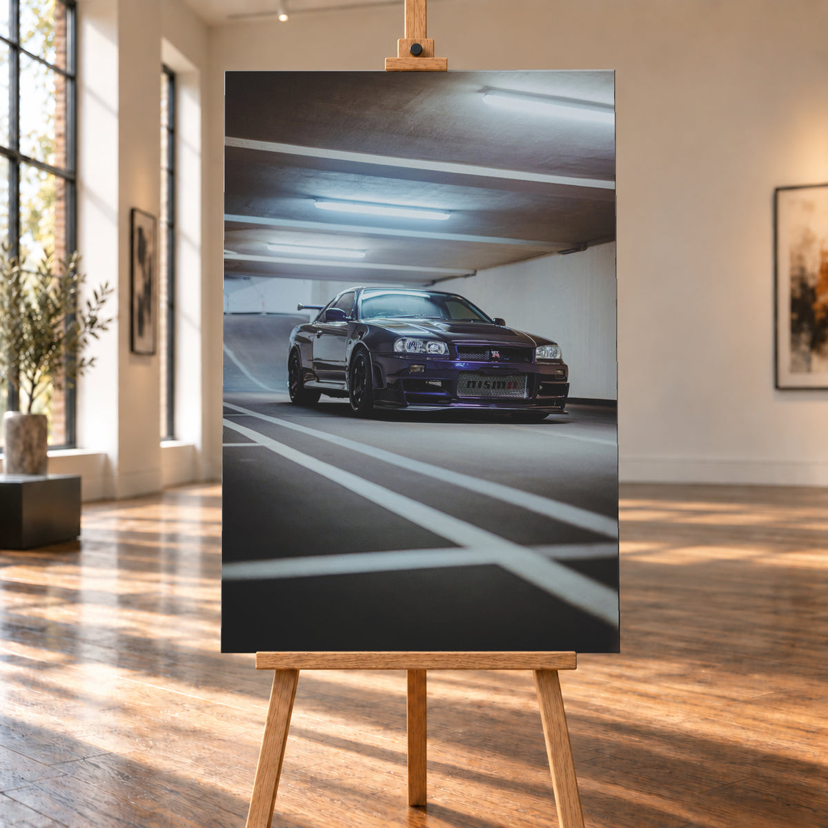 Dunkelvioletter Nissan Skyline R34 in niedriger Frontdreiviertelansicht in einer Beton-Parkgarage. Weiße Fahrbahnmarkierungen führen zum Fahrzeug; kühle Deckenleuchten spiegeln sich auf Haube und Scheibe. Sichtbar sind dunkle Räder und ein großer Heckflügel; Visualisierung als Leinwand-Wandbild, auf einer Holzstaffelei in einem hellen Galerieraum.