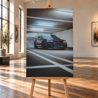 Dunkelvioletter Nissan Skyline R34 in niedriger Frontdreiviertelansicht in einer Beton-Parkgarage. Weiße Fahrbahnmarkierungen führen zum Fahrzeug; kühle Deckenleuchten spiegeln sich auf Haube und Scheibe. Sichtbar sind dunkle Räder und ein großer Heckflügel; Visualisierung als Leinwand-Wandbild, auf einer Holzstaffelei in einem hellen Galerieraum.
