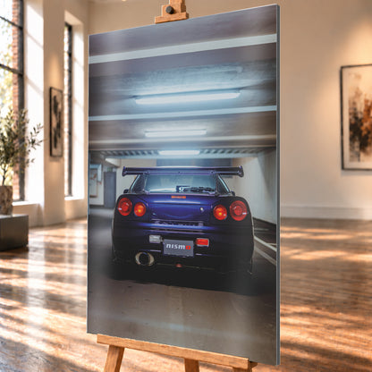 Mittige Heckansicht eines dunkelvioletten Nissan Skyline R34 in einer Parkgarage. Vier runde rote Rückleuchten, davon die beiden inneren orange leuchtend, ein großer Heckflügel, ein rundes Auspuffendrohr und ein Nismo-Schriftzug sind unter kühlen, horizontalen Deckenleuchten zu sehen; Visualisierung als Alu gebürstet-Wandbild, schräg von der Seite auf einer Holzstaffelei.