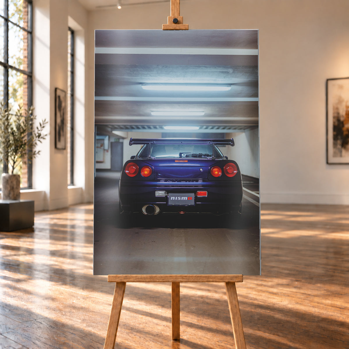 Mittige Heckansicht eines dunkelvioletten Nissan Skyline R34 in einer Parkgarage. Vier runde rote Rückleuchten, davon die beiden inneren orange leuchtend, ein großer Heckflügel, ein rundes Auspuffendrohr und ein Nismo-Schriftzug sind unter kühlen, horizontalen Deckenleuchten zu sehen; Visualisierung als Alu gebürstet-Wandbild, auf einer Holzstaffelei in einem hellen Galerieraum.