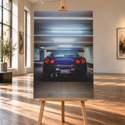 Mittige Heckansicht eines dunkelvioletten Nissan Skyline R34 in einer Parkgarage. Vier runde rote Rückleuchten, davon die beiden inneren orange leuchtend, ein großer Heckflügel, ein rundes Auspuffendrohr und ein Nismo-Schriftzug sind unter kühlen, horizontalen Deckenleuchten zu sehen; Visualisierung als Leinwand-Wandbild, auf einer Holzstaffelei in einem hellen Galerieraum.