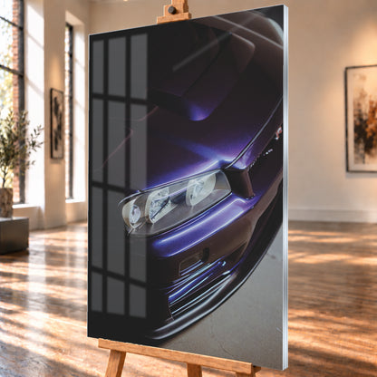 Steile Nahaufnahme der Front eines Nissan Skyline R34 in dunkelviolettem Lack mit Motorhaube, einem Scheinwerfer und Frontschürze; helle Reflexe zeichnen die Karosseriekanten vor einer überwiegend dunklen Umgebung nach; Visualisierung als Acrylglas-Wandbild, schräg von der Seite auf einer Holzstaffelei.