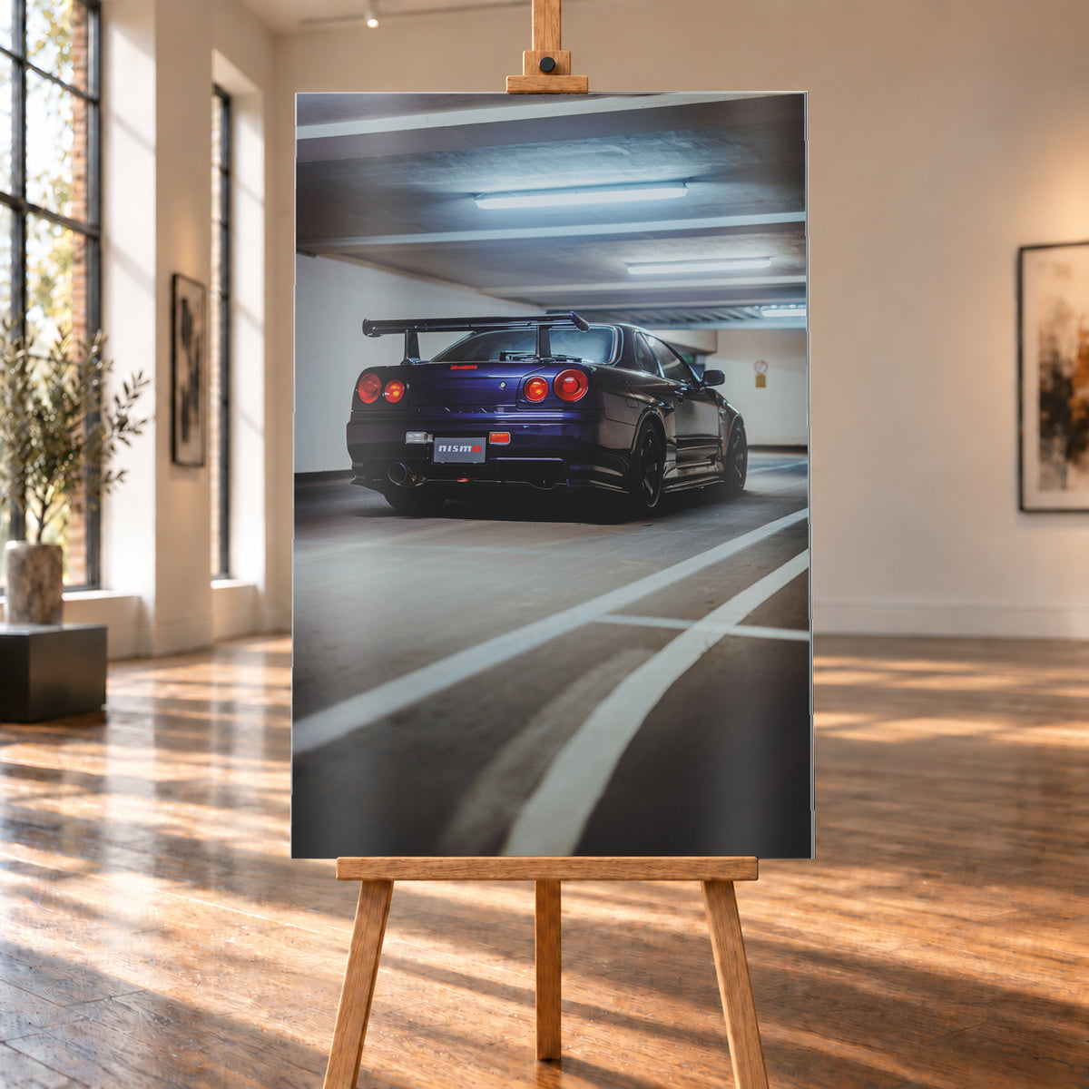 Dunkelvioletter Nissan Skyline R34 in tiefer Heck-Dreiviertelansicht in einer Beton-Parkgarage. Sichtbar sind vier rote Rundlichter, ein großer Heckflügel, dunkle Räder, ein großes Auspuffendrohr, weiße Fahrbahnlinien und kühle Deckenleuchten; Visualisierung als Alu gebürstet-Wandbild, auf einer Holzstaffelei in einem hellen Galerieraum.