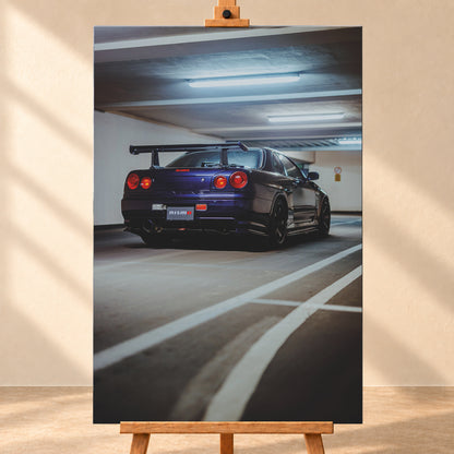 Dunkelvioletter Nissan Skyline R34 in tiefer Heck-Dreiviertelansicht in einer Beton-Parkgarage. Sichtbar sind vier rote Rundlichter, ein großer Heckflügel, dunkle Räder, ein großes Auspuffendrohr, weiße Fahrbahnlinien und kühle Deckenleuchten; Visualisierung als Leinwand-Wandbild, frontal auf einer Holzstaffelei.