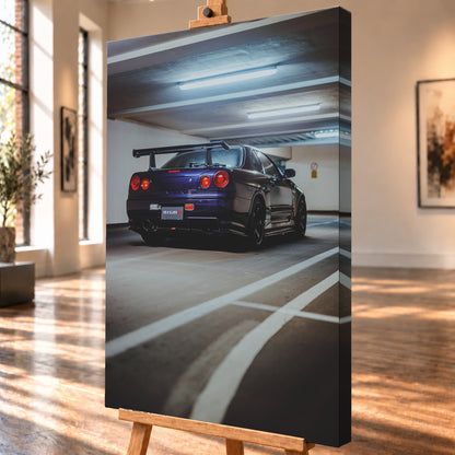 Dunkelvioletter Nissan Skyline R34 in tiefer Heck-Dreiviertelansicht in einer Beton-Parkgarage. Sichtbar sind vier rote Rundlichter, ein großer Heckflügel, dunkle Räder, ein großes Auspuffendrohr, weiße Fahrbahnlinien und kühle Deckenleuchten; Visualisierung als Leinwand-Wandbild, schräg von der Seite auf einer Holzstaffelei.