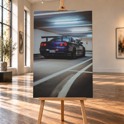 Dunkelvioletter Nissan Skyline R34 in tiefer Heck-Dreiviertelansicht in einer Beton-Parkgarage. Sichtbar sind vier rote Rundlichter, ein großer Heckflügel, dunkle Räder, ein großes Auspuffendrohr, weiße Fahrbahnlinien und kühle Deckenleuchten; Visualisierung als Leinwand-Wandbild, auf einer Holzstaffelei in einem hellen Galerieraum.