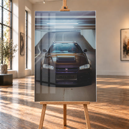 Frontale Ansicht eines dunkelvioletten Nissan Skyline R34 mit sichtbarem GT-R-Emblem in einer Tiefgarage, unter kühlen Deckenleuchten vor einer ansteigenden Fahrbahn; Visualisierung als Acrylglas-Wandbild, auf einer Holzstaffelei in einem hellen Galerieraum.