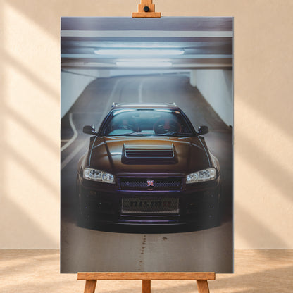 Frontale Ansicht eines dunkelvioletten Nissan Skyline R34 mit sichtbarem GT-R-Emblem in einer Tiefgarage, unter kühlen Deckenleuchten vor einer ansteigenden Fahrbahn; Visualisierung als Alu gebürstet-Wandbild, frontal auf einer Holzstaffelei.