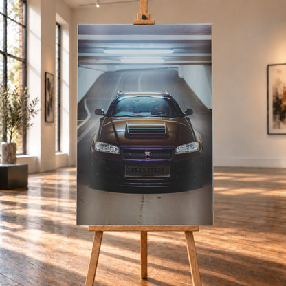Frontale Ansicht eines dunkelvioletten Nissan Skyline R34 mit sichtbarem GT-R-Emblem in einer Tiefgarage, unter kühlen Deckenleuchten vor einer ansteigenden Fahrbahn; Visualisierung als Alu gebürstet-Wandbild, auf einer Holzstaffelei in einem hellen Galerieraum.