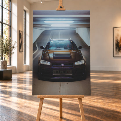 Frontale Ansicht eines dunkelvioletten Nissan Skyline R34 mit sichtbarem GT-R-Emblem in einer Tiefgarage, unter kühlen Deckenleuchten vor einer ansteigenden Fahrbahn; Visualisierung als Leinwand-Wandbild, auf einer Holzstaffelei in einem hellen Galerieraum.