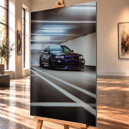 Dunkler Nissan Skyline R34 GT-R in niedriger Front-Dreiviertelansicht in einer Beton-Parkgarage, mit violett-blauen Reflexen, dunklen Rädern, Heckflügel, weißen Fahrbahnlinien und kühlen Deckenleuchten; Visualisierung als Alu gebürstet-Wandbild, schräg von der Seite auf einer Holzstaffelei.