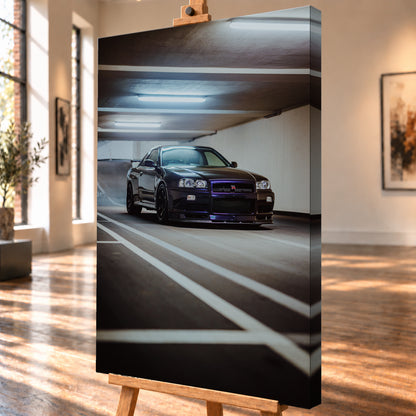 Dunkler Nissan Skyline R34 GT-R in niedriger Front-Dreiviertelansicht in einer Beton-Parkgarage, mit violett-blauen Reflexen, dunklen Rädern, Heckflügel, weißen Fahrbahnlinien und kühlen Deckenleuchten; Visualisierung als Leinwand-Wandbild, schräg von der Seite auf einer Holzstaffelei.