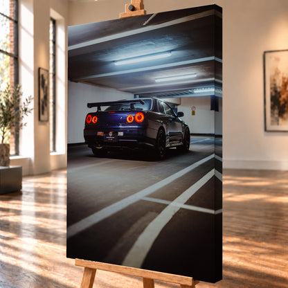 Dunkelblauer Nissan Skyline R34 in tiefer Dreiviertel-Heckansicht in einer Parkgarage; vier rote Rundrücklichter leuchten unter kühlen Deckenlampen, weiße Bodenlinien führen durch das Hochformat; Visualisierung als Leinwand-Wandbild, schräg von der Seite auf einer Holzstaffelei.