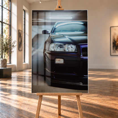 Dunkler Nissan Skyline in naher, leicht versetzter Frontansicht in einem Parkhaus. Sichtbar sind Scheinwerfer, Stoßfänger, Motorhaube, Windschutzscheibe und Seitenspiegel mit kühlen blau-violetten Lichtreflexen; Visualisierung als Acrylglas-Wandbild, auf einer Holzstaffelei in einem hellen Galerieraum.