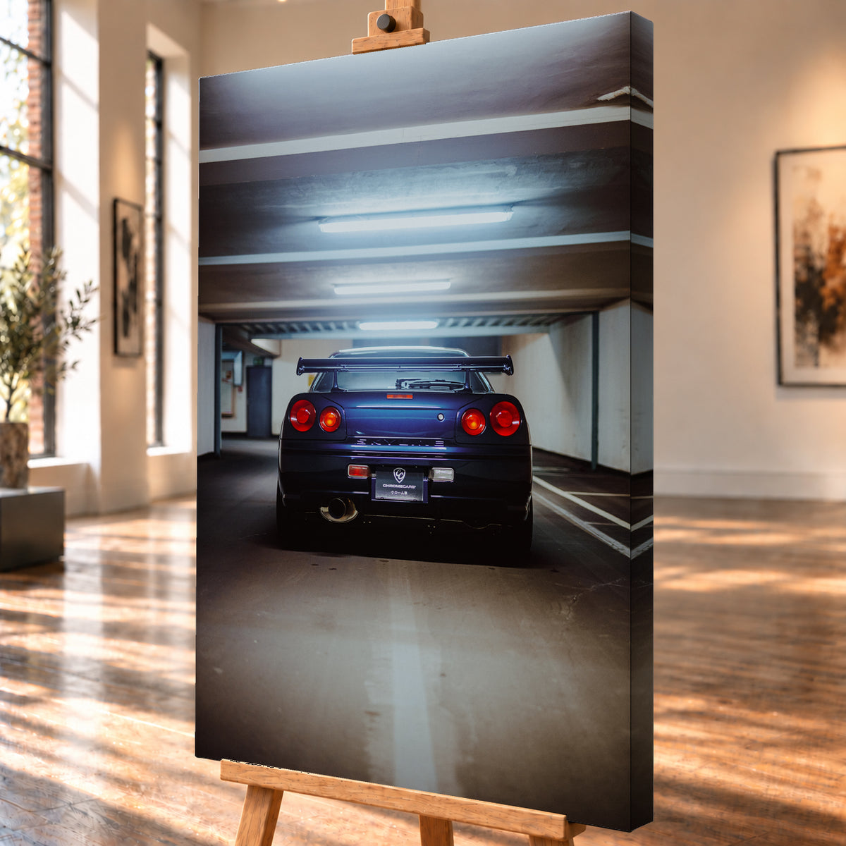 Dunkelblau bis violett wirkender Nissan Skyline R34 von hinten, mittig in einem Betonparkdeck unter kühlen Deckenleuchten; vier rote Rundlichter und ein großer Heckflügel sind sichtbar; Visualisierung als Leinwand-Wandbild, schräg von der Seite auf einer Holzstaffelei.
