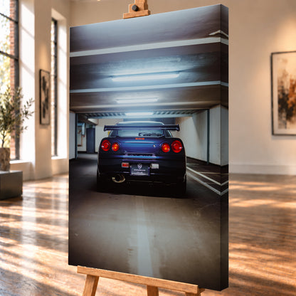 Dunkelblau bis violett wirkender Nissan Skyline R34 von hinten, mittig in einem Betonparkdeck unter kühlen Deckenleuchten; vier rote Rundlichter und ein großer Heckflügel sind sichtbar; Visualisierung als Leinwand-Wandbild, schräg von der Seite auf einer Holzstaffelei.