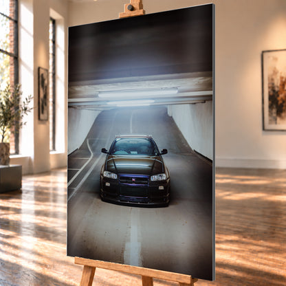 Dunkler Nissan Skyline R34 GT-R in frontaler, mittiger Ansicht auf einer ansteigenden Parkhausrampe unter hellen Deckenleuchten; weiße Fahrbahnmarkierungen, Betonwände und kühl blau-violette Reflexe prägen die Szene; Visualisierung als Alu gebürstet-Wandbild, schräg von der Seite auf einer Holzstaffelei.