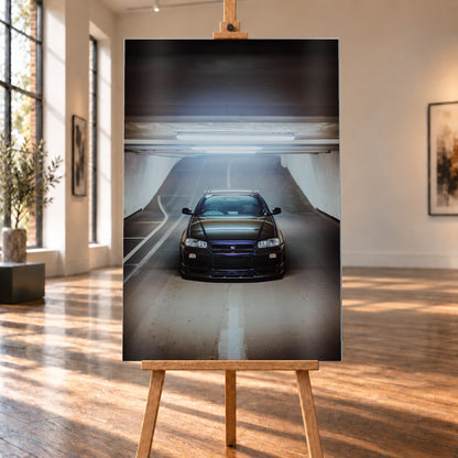 Dunkler Nissan Skyline R34 GT-R in frontaler, mittiger Ansicht auf einer ansteigenden Parkhausrampe unter hellen Deckenleuchten; weiße Fahrbahnmarkierungen, Betonwände und kühl blau-violette Reflexe prägen die Szene; Visualisierung als Alu gebürstet-Wandbild, auf einer Holzstaffelei in einem hellen Galerieraum.