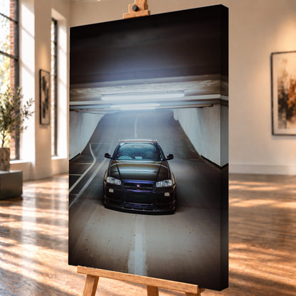 Dunkler Nissan Skyline R34 GT-R in frontaler, mittiger Ansicht auf einer ansteigenden Parkhausrampe unter hellen Deckenleuchten; weiße Fahrbahnmarkierungen, Betonwände und kühl blau-violette Reflexe prägen die Szene; Visualisierung als Leinwand-Wandbild, schräg von der Seite auf einer Holzstaffelei.