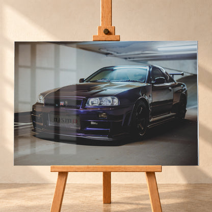 Dunkelvioletter Nissan Skyline R34 in Front-Dreiviertelansicht auf einem Parkdeck, mit schwarzem Kühlergrill, dunklen Rädern und großem Heckflügel. Helle Deckenleuchten spiegeln sich auf Motorhaube, Windschutzscheibe und Dach; Betonwand und Bodenmarkierungen rahmen das Fahrzeug; Visualisierung als Acrylglas-Wandbild, frontal auf einer Holzstaffelei.