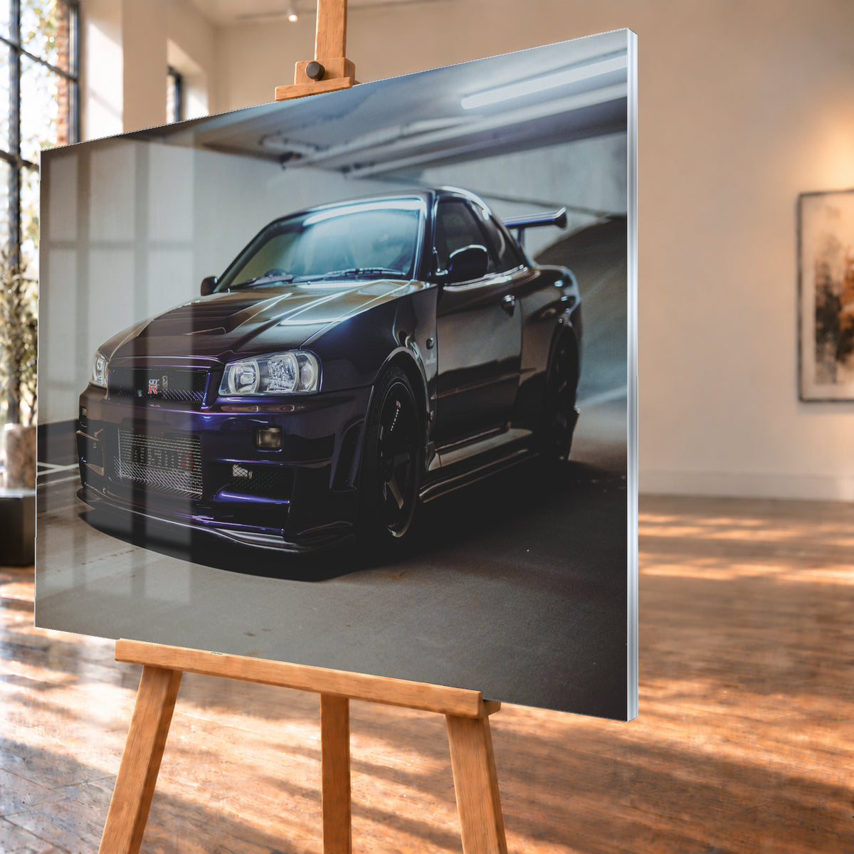 Dunkelvioletter Nissan Skyline R34 in Front-Dreiviertelansicht auf einem Parkdeck, mit schwarzem Kühlergrill, dunklen Rädern und großem Heckflügel. Helle Deckenleuchten spiegeln sich auf Motorhaube, Windschutzscheibe und Dach; Betonwand und Bodenmarkierungen rahmen das Fahrzeug; Visualisierung als Acrylglas-Wandbild, schräg von der Seite auf einer Holzstaffelei.