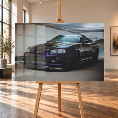 Dunkelvioletter Nissan Skyline R34 in Front-Dreiviertelansicht auf einem Parkdeck, mit schwarzem Kühlergrill, dunklen Rädern und großem Heckflügel. Helle Deckenleuchten spiegeln sich auf Motorhaube, Windschutzscheibe und Dach; Betonwand und Bodenmarkierungen rahmen das Fahrzeug; Visualisierung als Acrylglas-Wandbild, auf einer Holzstaffelei in einem hellen Galerieraum.