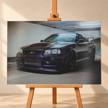 Dunkelvioletter Nissan Skyline R34 in Front-Dreiviertelansicht auf einem Parkdeck, mit schwarzem Kühlergrill, dunklen Rädern und großem Heckflügel. Helle Deckenleuchten spiegeln sich auf Motorhaube, Windschutzscheibe und Dach; Betonwand und Bodenmarkierungen rahmen das Fahrzeug; Visualisierung als Alu gebürstet-Wandbild, frontal auf einer Holzstaffelei.