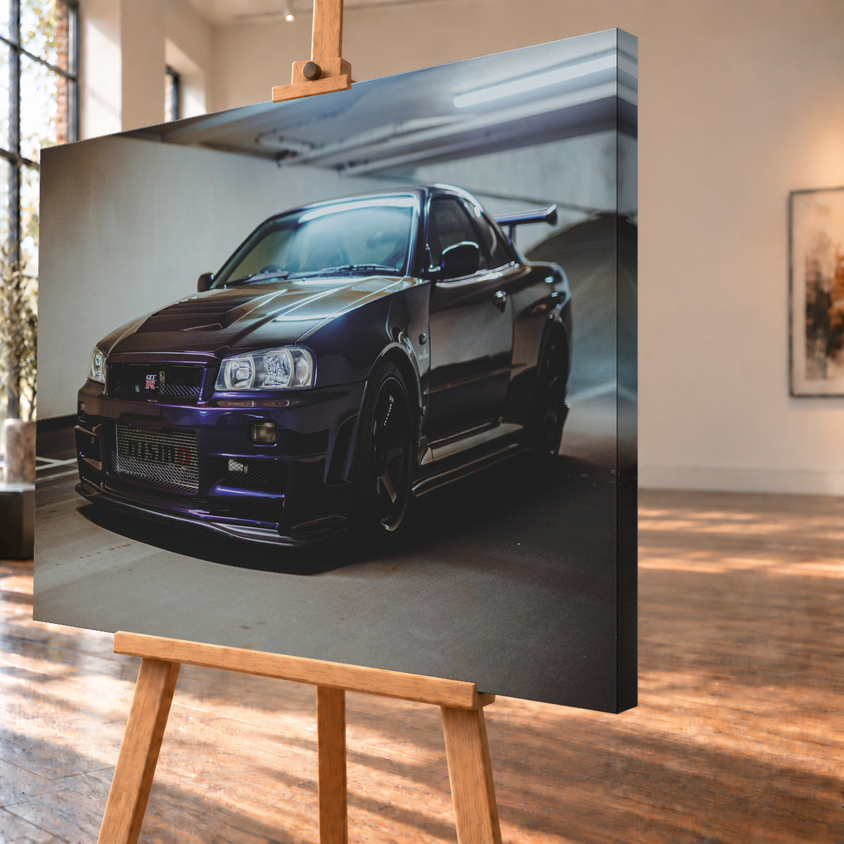 Dunkelvioletter Nissan Skyline R34 in Front-Dreiviertelansicht auf einem Parkdeck, mit schwarzem Kühlergrill, dunklen Rädern und großem Heckflügel. Helle Deckenleuchten spiegeln sich auf Motorhaube, Windschutzscheibe und Dach; Betonwand und Bodenmarkierungen rahmen das Fahrzeug; Visualisierung als Leinwand-Wandbild, schräg von der Seite auf einer Holzstaffelei.